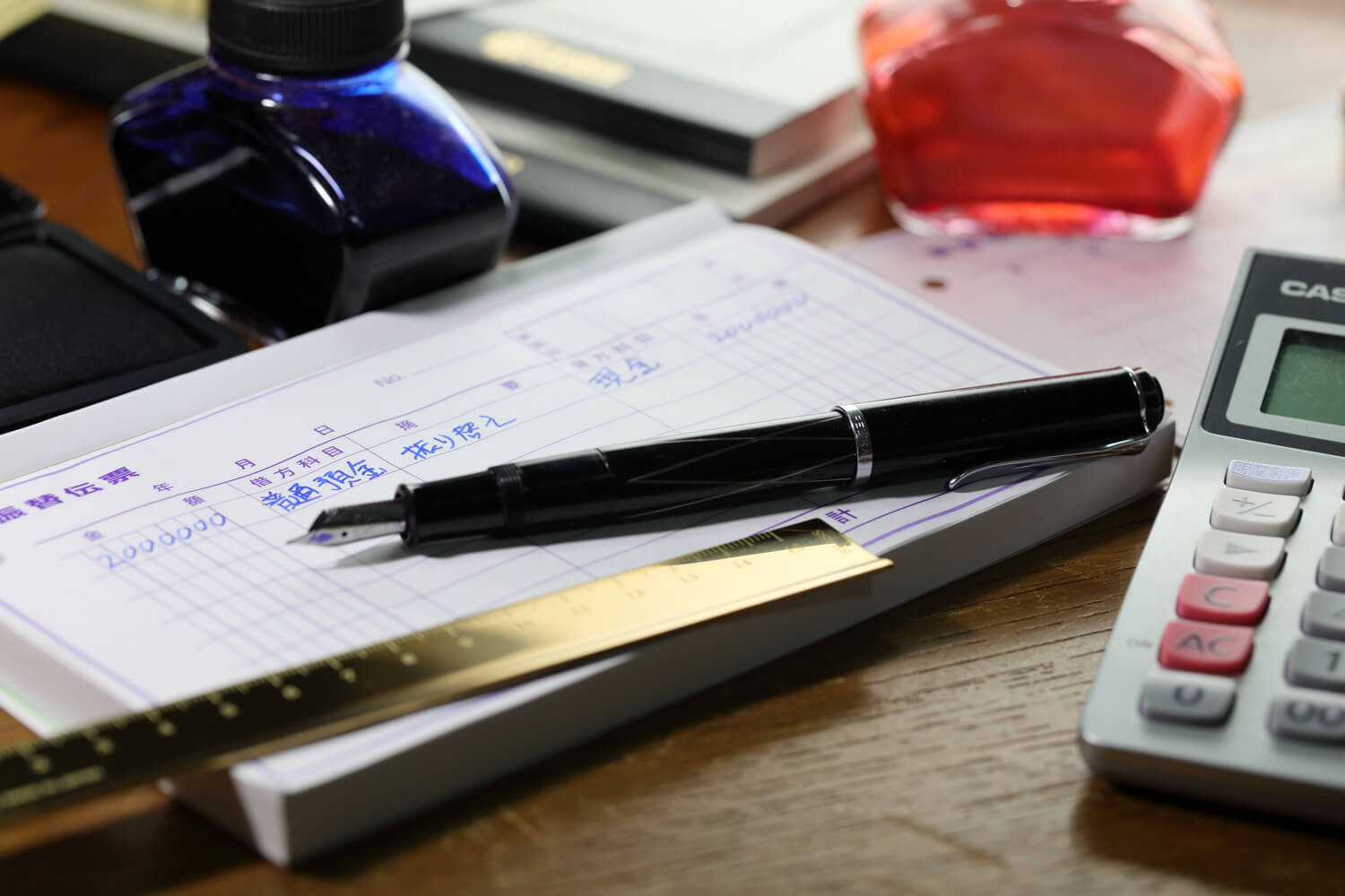 豊富な補助機能でスムーズな伝票入力や帳票作成を実現。